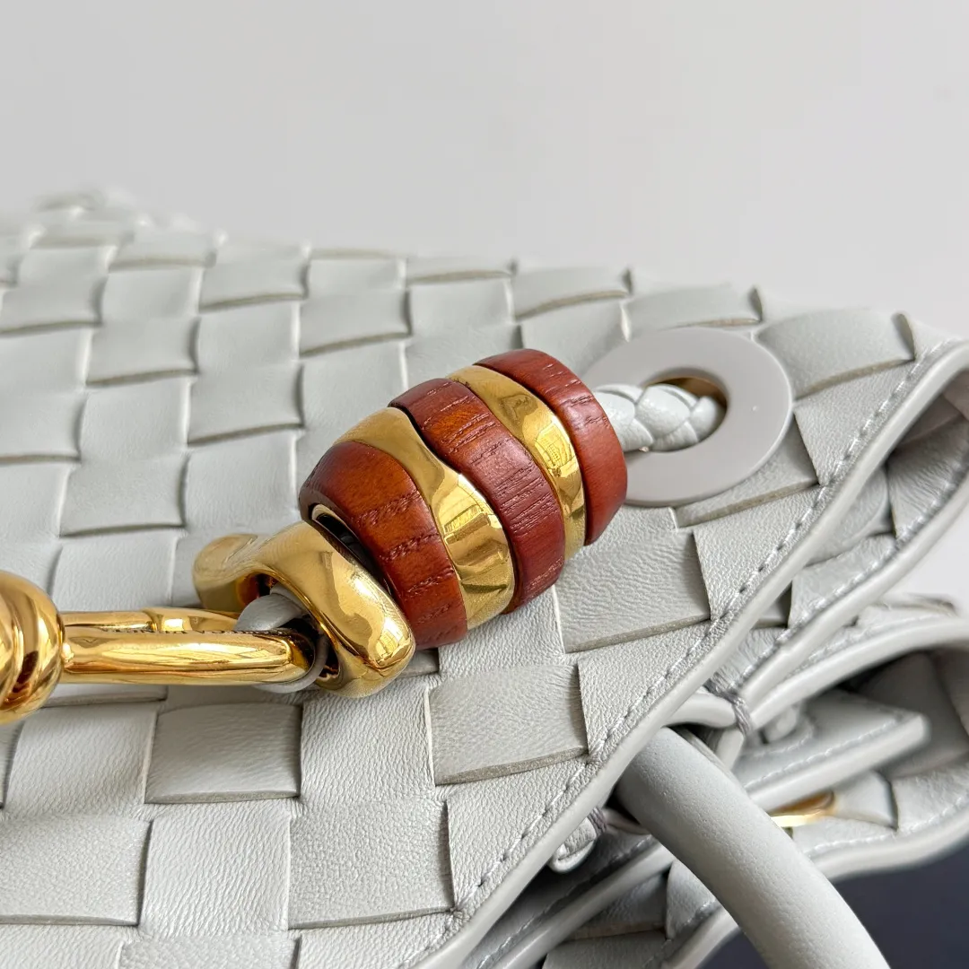 The new Andiamo batch of 3060 BV is shipped‼ ️The classic intercciato weaving process is used to create a soft bag, the metal knot is made of micro-cast aluminum using jewelry technology🪢, and the decorative beads are made of metal and hand-polished oak, allowing you to jump repeatedly between elegance and fun💃, making it unpredictable. Classic and versatile, it shows off your temperament, and the bag has a large capacity, making it very convenient for daily commuting! It has a variety of carrying methods, the shoulder straps can be adjusted by yourself, the original lambskin feels soft and delicate, and the unisex style breaks gender boundaries and brings a more practical and long-lasting use experience. The Andiamo, which has both elegant and casual styles, perfectly interprets the "fashionable old money style". Style number: 743568+wood hardware Color: agate gray Size: 25*22*10.5cm